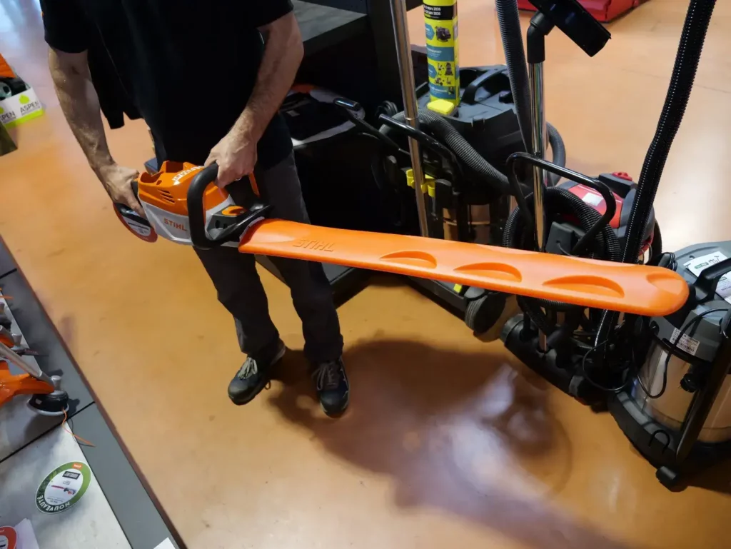 Taille haie thermique STIHL chez Défi-Mat Jardin