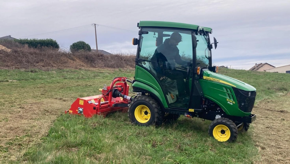 Micro-tracteur John Deere chez Défi-Mat Jardin