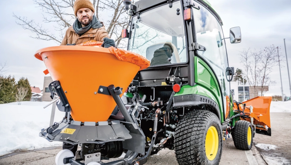 Micro tracteur 1026R John Deere chez Défi-Mat Jardin - épandeur à sel et chasse neige
